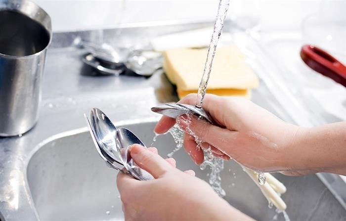 Стоит ли использовать пористую губку для мытья посуды в лечебных заведениях?